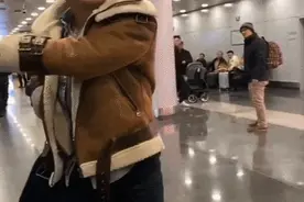 “王俊凯机场怒怼代拍”上热搜，代拍产业链再引关注图片