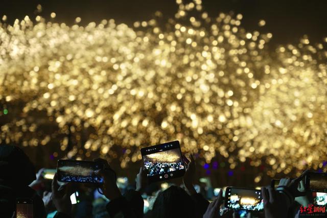 近10万平方米光影盛宴启幕！非遗千灯游园会点亮成都冬夜 游园指南→