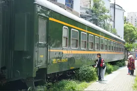 绿皮火车抵达汉阳站前花街图片