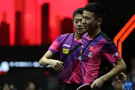 乒乓球——WTT男子总决赛：袁励岑/向鹏男双夺冠图片