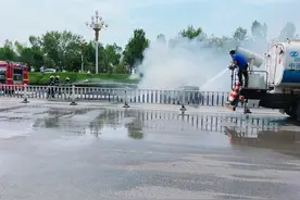 洒水车秒变“消防车”， 行政执法队员及时出手扑灭自燃车辆图片