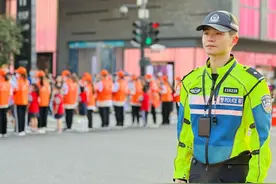 一直“奔走在路上”的交警，70多个群是他和道路的联结图片