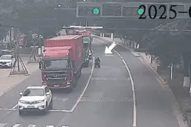 货车推行轮椅，轮椅上竟坐着八旬老人！危机关头骑行“黄衣小哥”疯狂鸣笛追赶图片