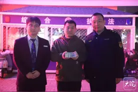 阜南一城管拾5000元现金  原地等待失主图片