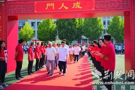 竹溪二中举行2024届高三毕业成人礼仪式图片