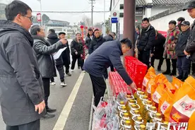 组图|下乡送温暖 善举暖人心图片