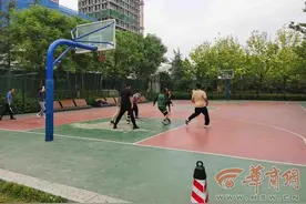 西安市民公园球场运营现状调查：有球场从收费改为免费 也有球场从免费改为收费图片