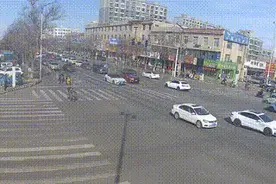 乌海一路口黄灯闪烁：一个提前转、一个加速冲，结果...图片