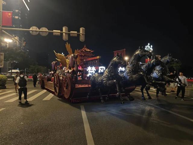 深夜现身武汉！街头都是人！“手机内存不够了”