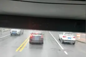 益阳一男子驾车故意阻挡消防车通行，罚！图片