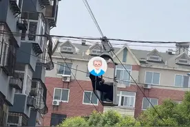 辽宁葫芦岛一老人自制电梯上五楼，居委会：曾申请专利，目前已拆除图片