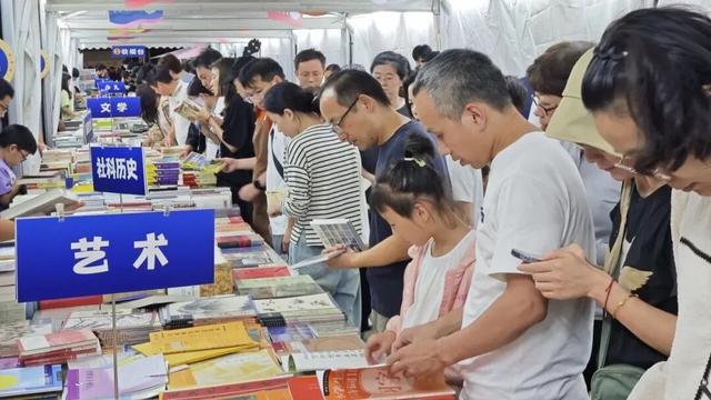 打卡AI守门员、体验科技运动、淘上一本老书……这条街能逛一晚上！