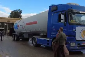 往加沙运送物资的货车在拉法口岸排起长龙，有司机已等待4天视频封面