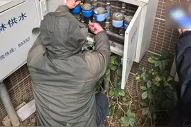 桂林一居民两月水费1400余元 自来水公司人员：异常月份按此前平均水量计费，推测系马桶水箱漏水图片