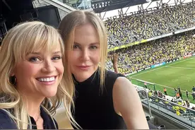 冻龄女神！😍56岁妮可-基德曼观战联盟杯，还与小贝合照了！图片