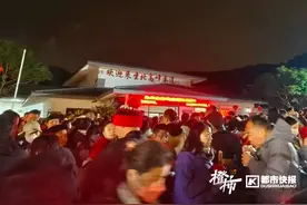 根本上不去一点！已有超过3万人涌入北高峰财神庙，隔壁灵隐寺吃素面的加座直接加到后厨门口图片