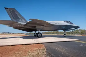 探索“神出鬼没”战术，美澳空军试验塑料地垫铺野战停机坪图片