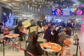 萌娃变身“小小厨师”图片