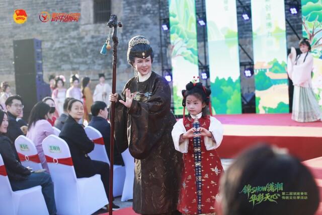 天心阁“潮”变：华服青年邂逅千年古阁