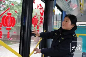 池州城市公交女司机：以微笑和责任打造流动温情“驿站”图片