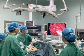 【关注铜仁省级区域医疗中心】眼球外凸、胀痛不适……甲亢惹的祸！腔镜甲状腺切除让疤痕“无形”图片