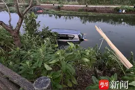 一男子凌晨疲劳驾车，睡着后车开进了河里图片