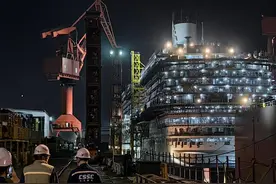 第二艘国产大型邮轮爱达·花城号完成坞内起浮图片
