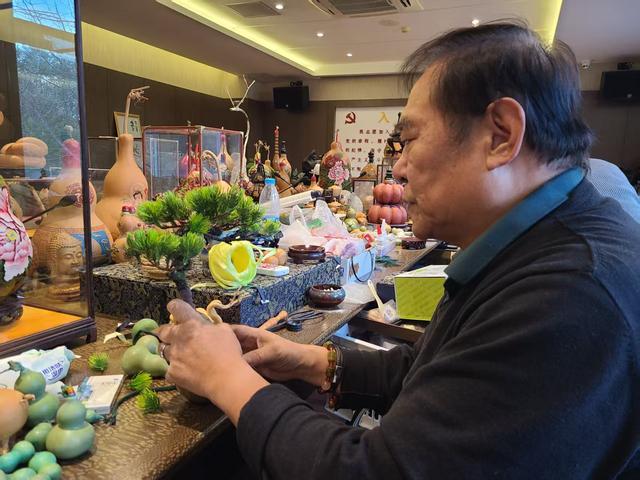 社区达人|朴素葫芦变身精美工艺品，“葫芦康”用镶嵌工艺为葫芦“点睛”