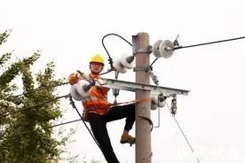 爬杆子“爬”出来的全国铁路技术能手图片