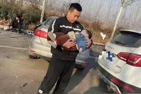 交通事故现场，热心快递小哥救起孩子当起“奶爸”图片
