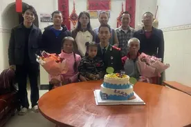 武警战士悄悄来看妈妈，一个拥抱瞬间泪奔图片