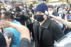 王大陆在争议中报到入伍图片