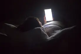 凌晨睡，中午起，孩子日夜颠倒，你是否拥有同款烦恼图片