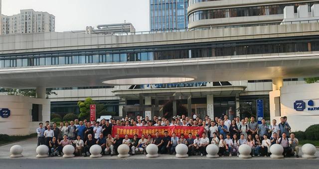 手心滴汗如雨、脸痛到飚泪……他们被“怪病”囚禁的人生，被一位医生缓解