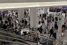 地铁安检口排长队，朝阳站换乘地铁何时能够安检互认？图片