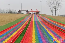 铁路沿线空地改造成“遛娃”热门地，滑滑梯转转车让小朋友玩得不亦乐乎图片