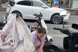 女子街头晕倒郑州大姐蹲地按压施救，直至救护车赶到，医院：病人仍未脱离危险正抢救图片