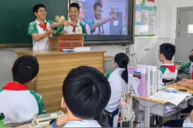 孵小鸡、养蝾螈、种土豆 这个生态班级开展见证生命成长的劳动教育图片