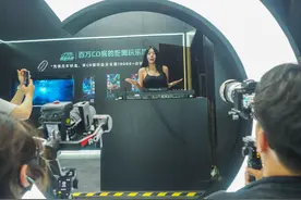 齐鲁春季车展周末的欢乐，音乐DJ现场表演打碟图片