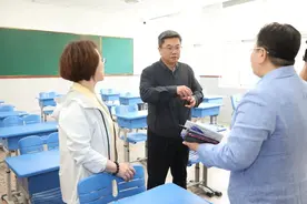 全力以赴 护航高考丨区领导巡查2024年秋季高考考场准备工作图片