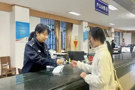 江湖救急！湖北应城发出首张“跨省通办”临时身份证图片