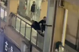 重庆一男子在女厕所偷拍被发现后翻越护栏坠楼，律师：偷拍男子将面临治安处罚图片