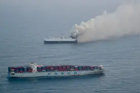 载3000辆汽车货轮在太平洋起火！货轮从烟台出发，曾挂靠广州、上海等多个港口！图片