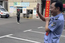 连续15年护考的长沙民警，第一次目送女儿进考场：对着女儿背影不停挥手图片