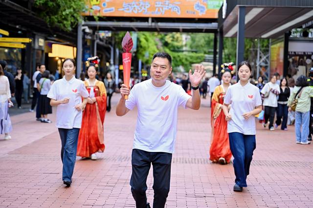 红叶“火炬”东郊记忆燃情传递，“我把红叶寄给你”第二季全球传递活动首站开启