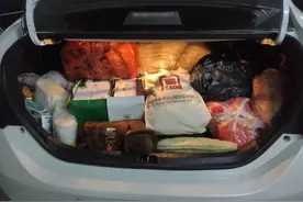 惊！后备箱塞俩娃……图片