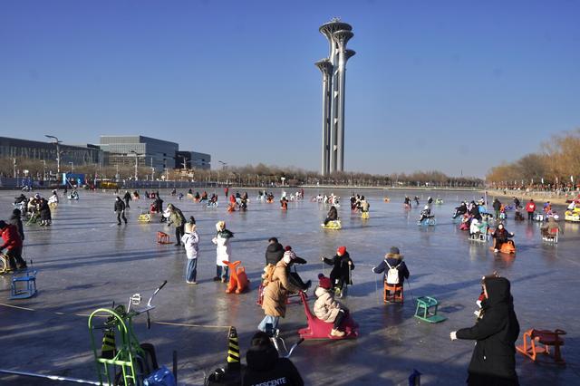 来奥园龙形水系冰场，感受冰上运动的快乐