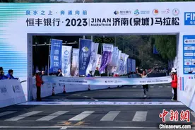 2023济南（泉城）马拉松举办 3万余人挑战“泉水”跑道图片