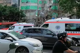 广州一居民楼突发脚手架坍塌，有人员被困，医院接到伤者图片