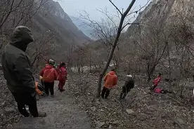女驴友新乡徒步时坠崖身亡！官方通报：脚下不慎打滑，上山路口有禁行标志图片